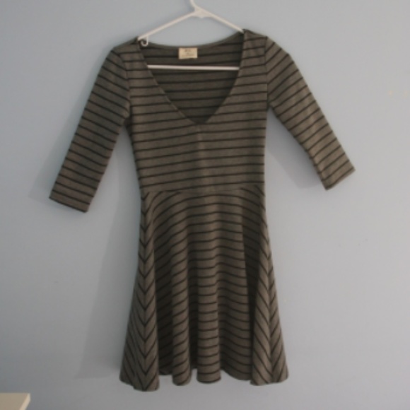 URBAN OUTFITTERS Pins and Needles V-Neck Dress - Picture 3 of 3